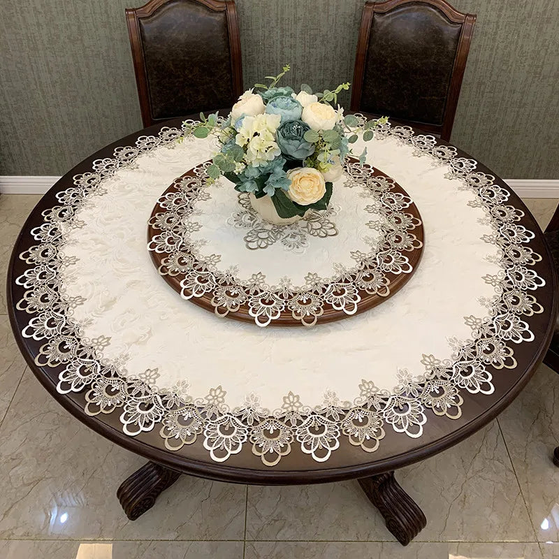 Runde Tischdecke mit besticktem Spitzenrand, elegante Tischdekoration