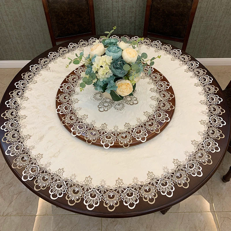 Runde Tischdecke mit besticktem Spitzenrand, elegante Tischdekoration