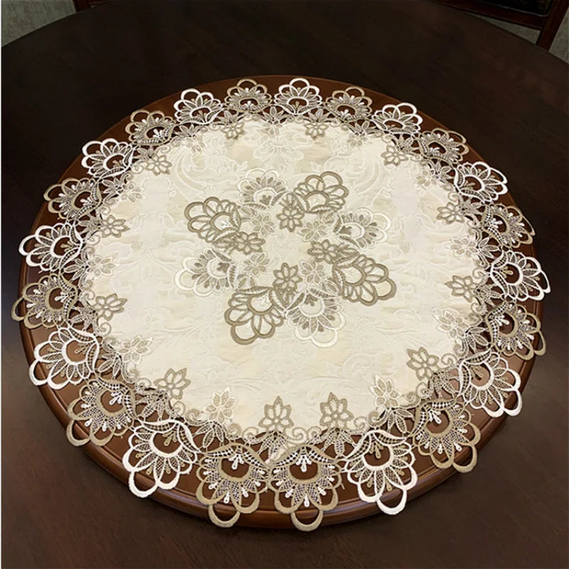Runde Tischdecke mit besticktem Spitzenrand, elegante Tischdekoration