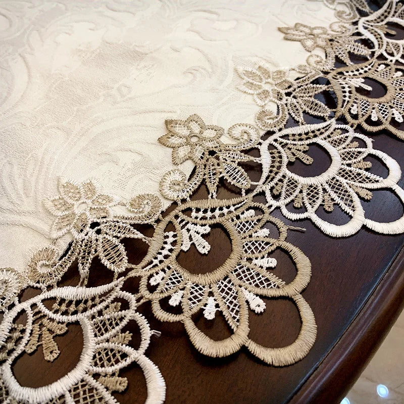Runde Tischdecke mit besticktem Spitzenrand, elegante Tischdekoration