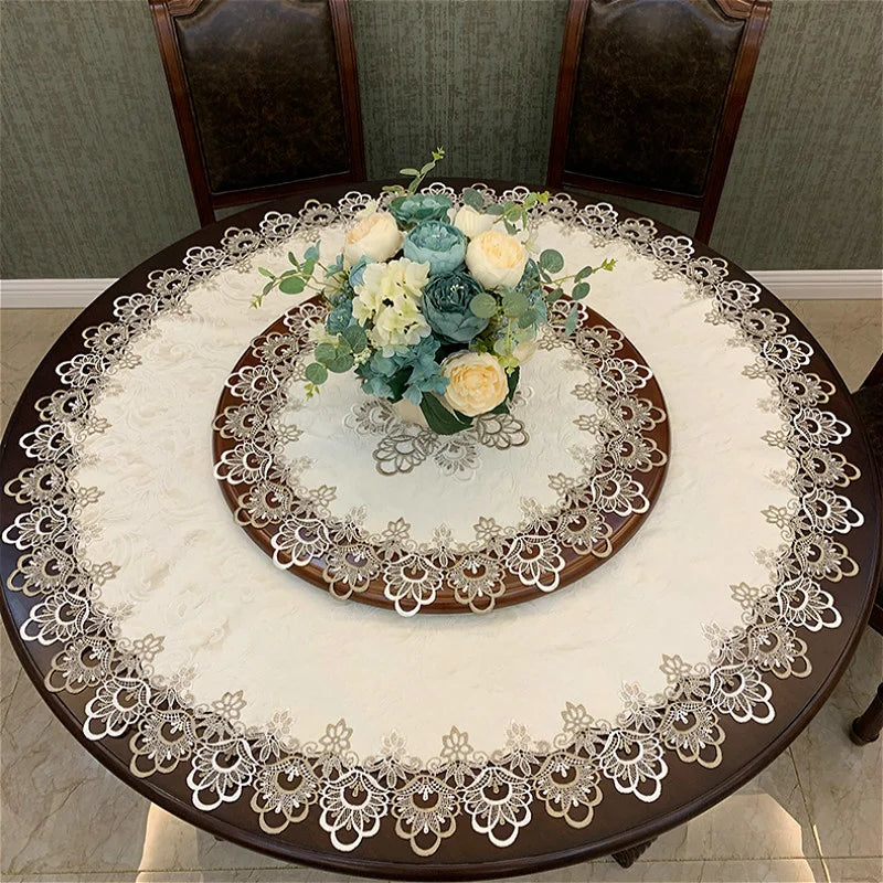 Runde Tischdecke mit besticktem Spitzenrand, elegante Tischdekoration