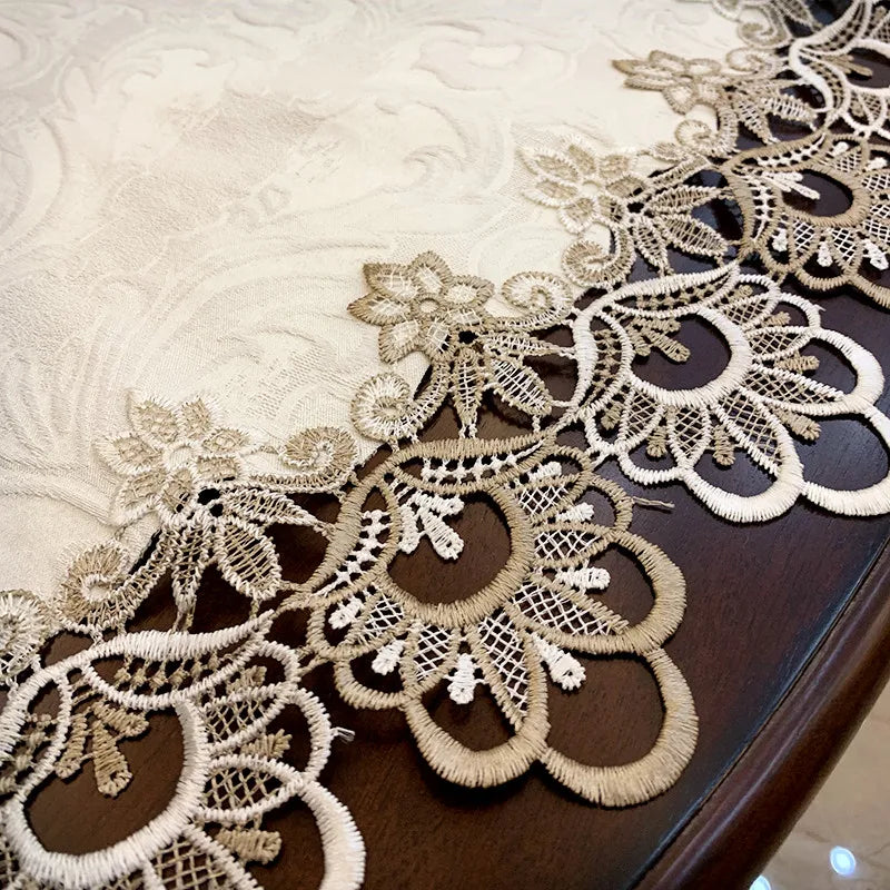 Runde Tischdecke mit besticktem Spitzenrand, elegante Tischdekoration