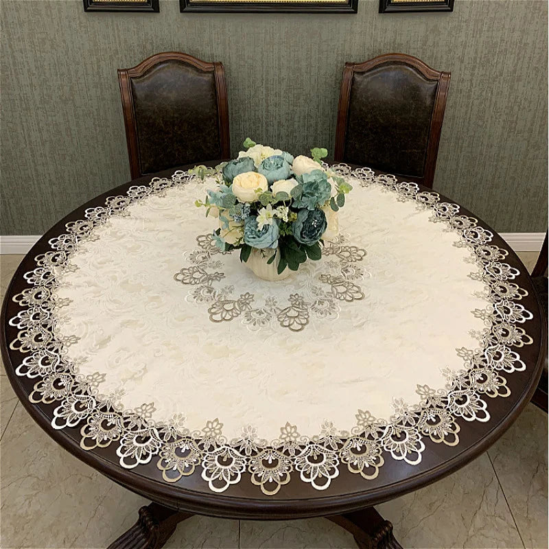 Runde Tischdecke mit besticktem Spitzenrand, elegante Tischdekoration