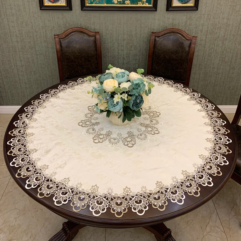 Runde Tischdecke mit besticktem Spitzenrand, elegante Tischdekoration