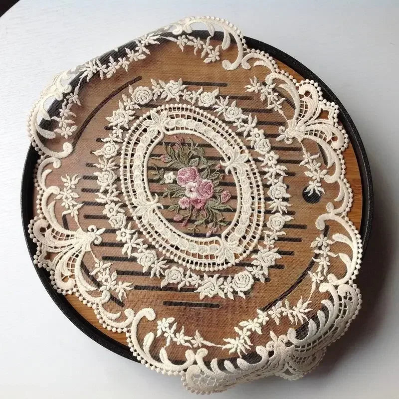 Ovales Stickerei-Spitzendeckchen aus Milchseide – Elegante Tischdekoration, 31x43 cm