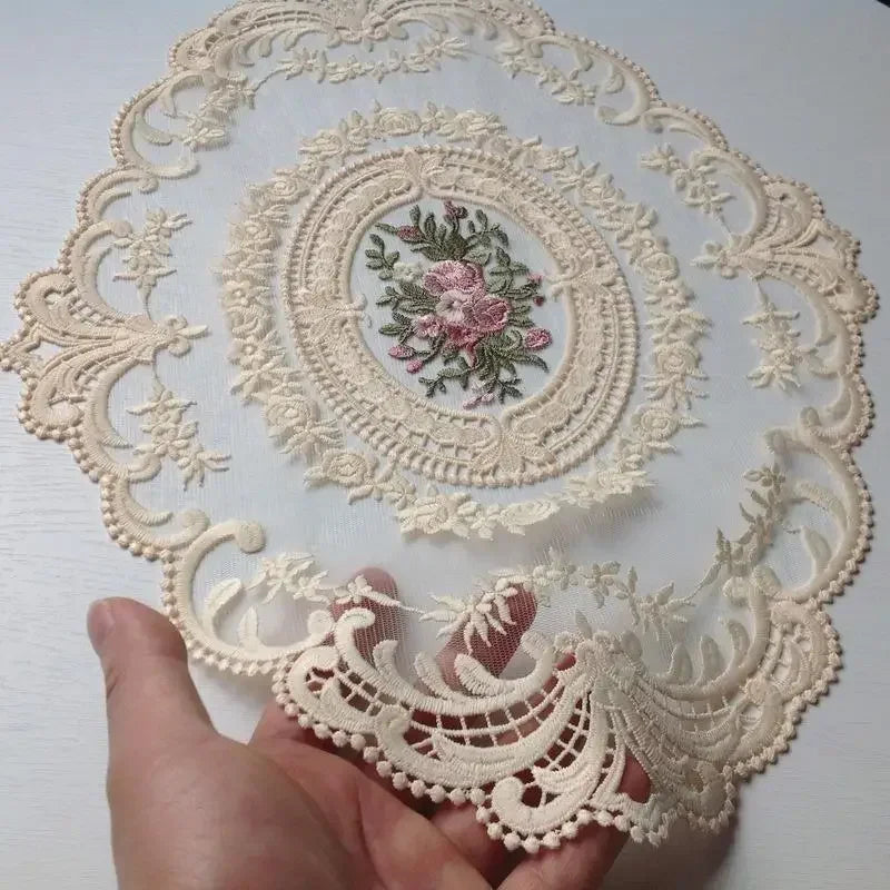 Ovales Stickerei-Spitzendeckchen aus Milchseide – Elegante Tischdekoration, 31x43 cm