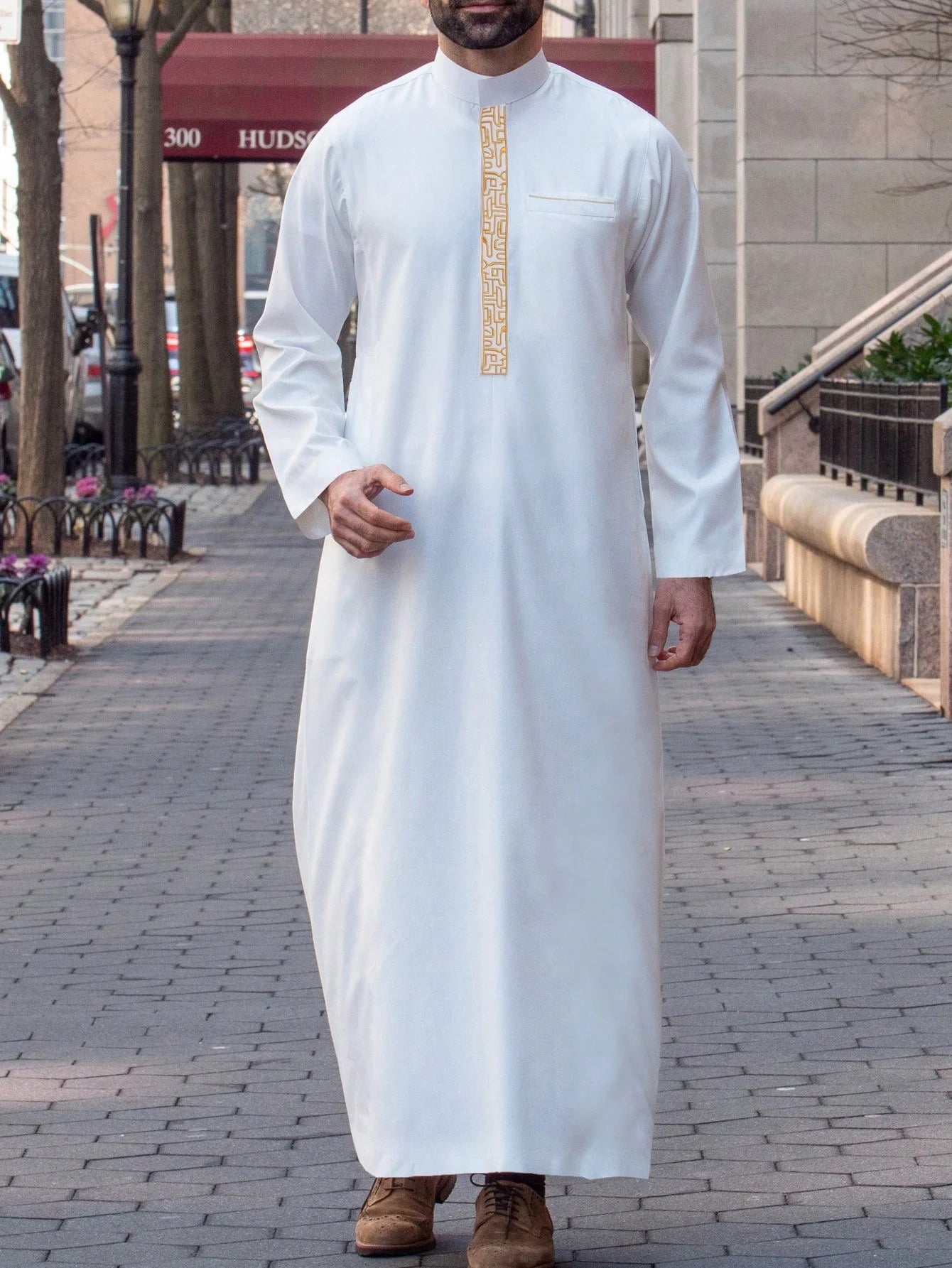 ثوب عربي أبيض أنيق بتطريز تقليدي - جبة رجالية لجميع المواسم