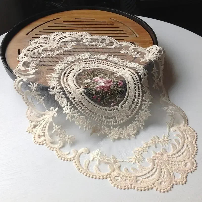 Ovales Stickerei-Spitzendeckchen aus Milchseide – Elegante Tischdekoration, 31x43 cm
