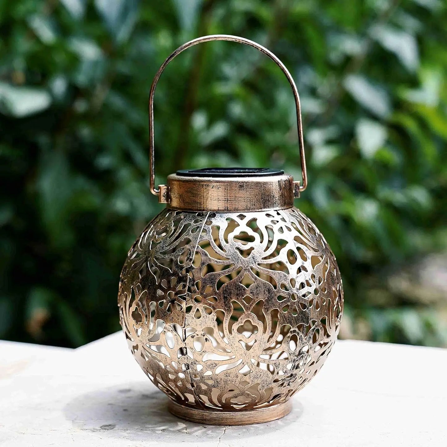 Solarbetriebene Vintage-Metalllaterne – Marokkanisches Blumenmuster