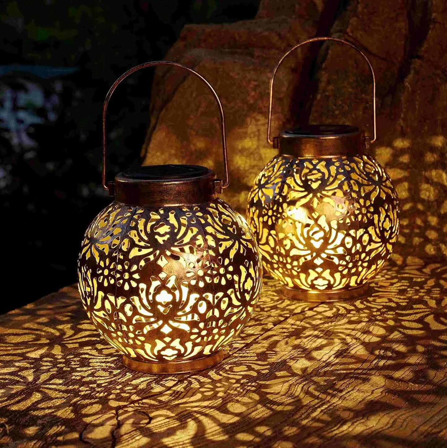 Solarbetriebene Vintage-Metalllaterne – Marokkanisches Blumenmuster