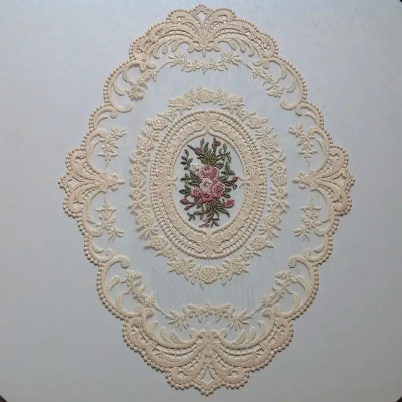 Ovales Stickerei-Spitzendeckchen aus Milchseide – Elegante Tischdekoration, 31x43 cm