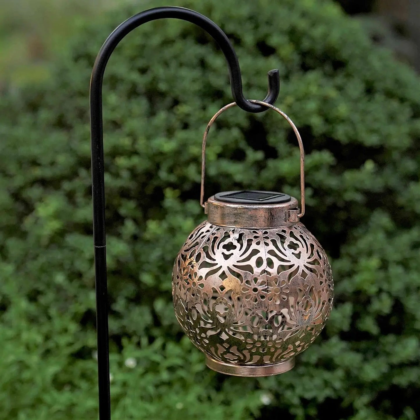 Solarbetriebene Vintage-Metalllaterne – Marokkanisches Blumenmuster