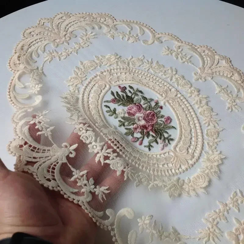 Ovales Stickerei-Spitzendeckchen aus Milchseide – Elegante Tischdekoration, 31x43 cm