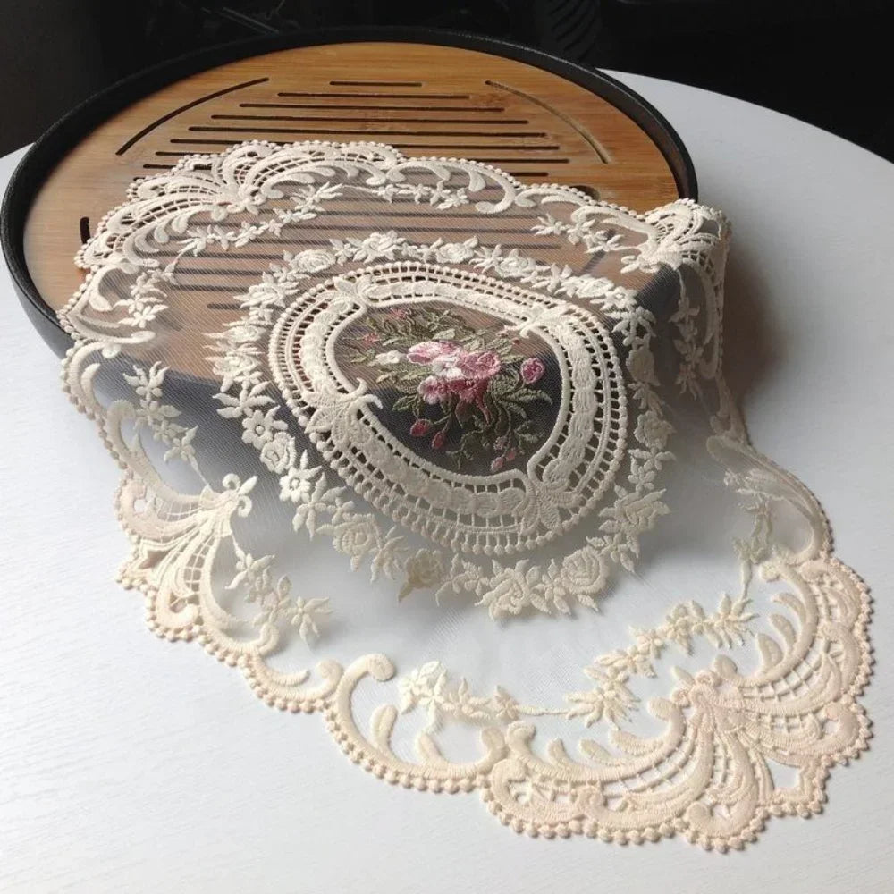 Ovales Stickerei-Spitzendeckchen aus Milchseide – Elegante Tischdekoration, 31x43 cm