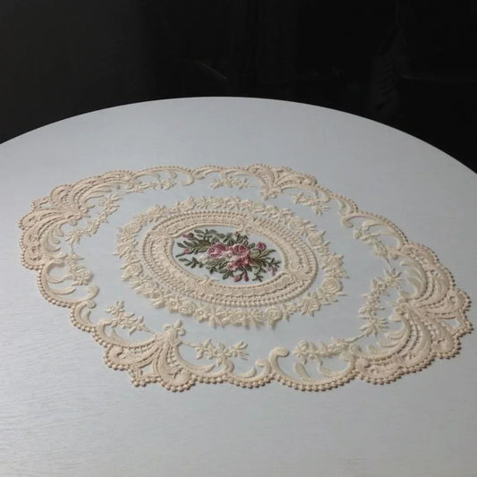 Ovales Stickerei-Spitzendeckchen aus Milchseide – Elegante Tischdekoration, 31x43 cm