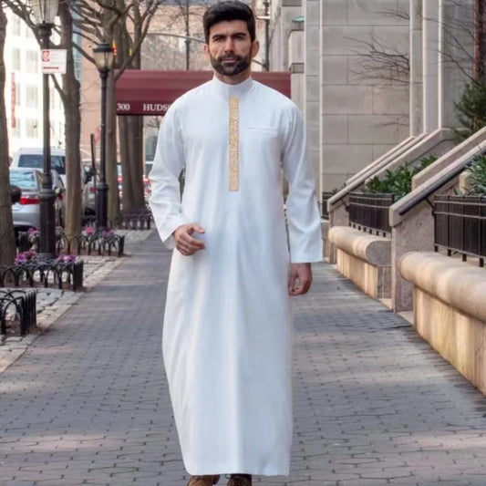Elegantes Weißes Arabisches Thobe mit Traditionellem Stickmuster – Herren Jubba für Alle Jahreszeiten